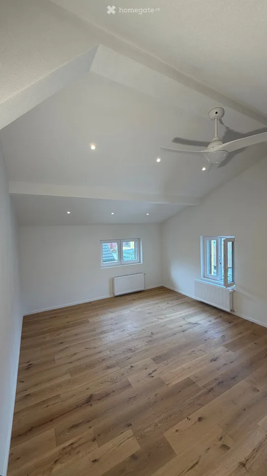 Incantevole appartamento mansardato di 3,5 locali a Zizers – ristrutturato in modo moderno con balcone e bella vista