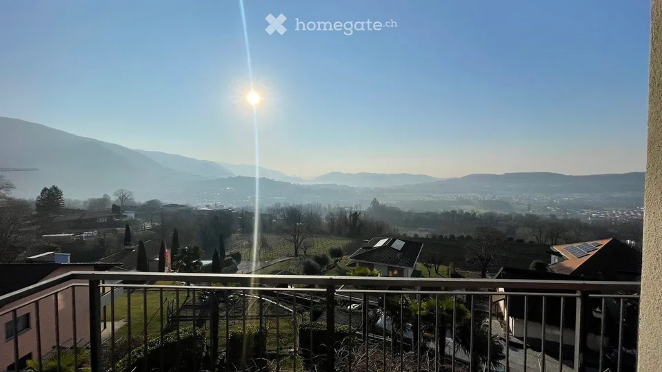 Großes möbliertes Zimmer mit Balkon Besazio