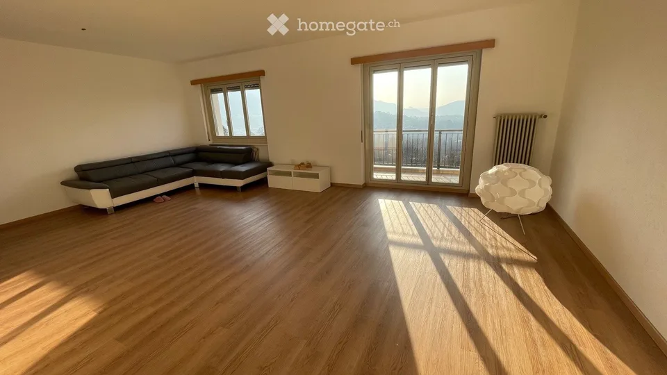 Großes möbliertes Zimmer mit Balkon Besazio