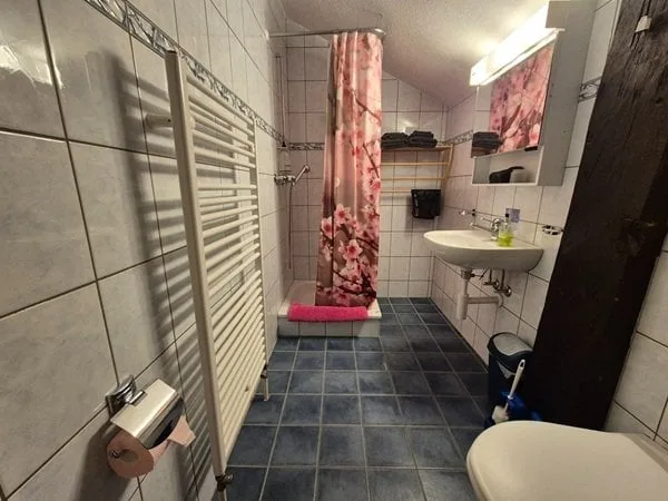 Chambre meublé avec douche, wc et kitchenette