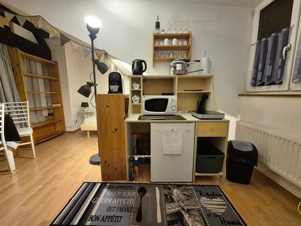 Furnished room with shower, toilet and kitchenette