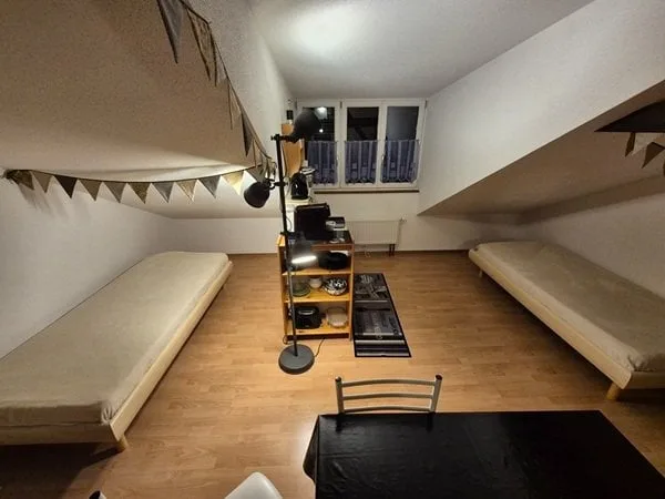 Furnished room with shower, toilet and kitchenette