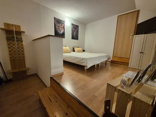 Furnished room with shower, toilet and kitchenette