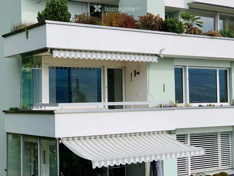 Incantevole appartamento di 3,5 locali con vista lago e balcone a Stäfa
