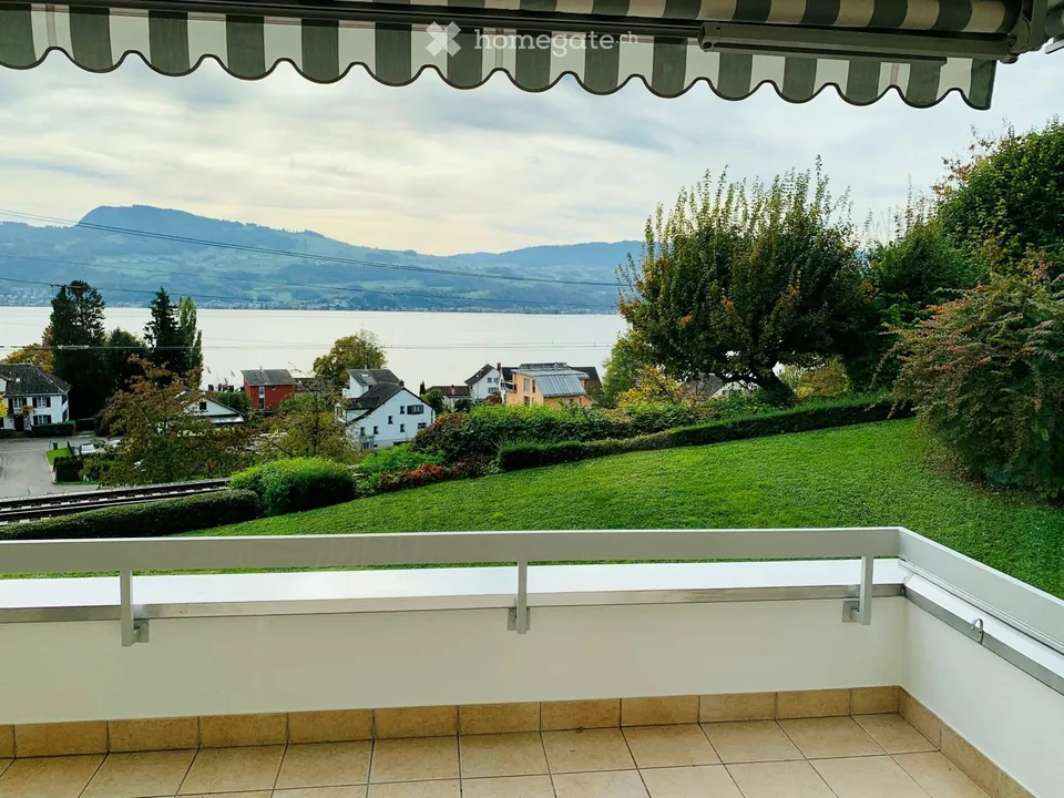 Incantevole appartamento di 3,5 locali con vista lago e balcone a Stäfa