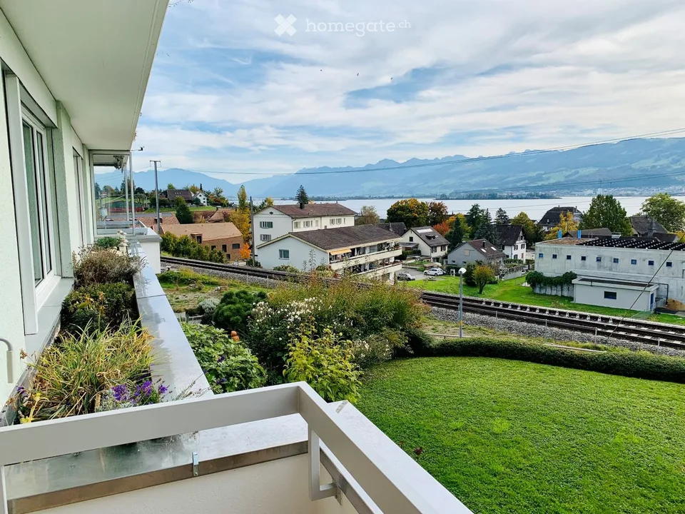 Incantevole appartamento di 3,5 locali con vista lago e balcone a Stäfa