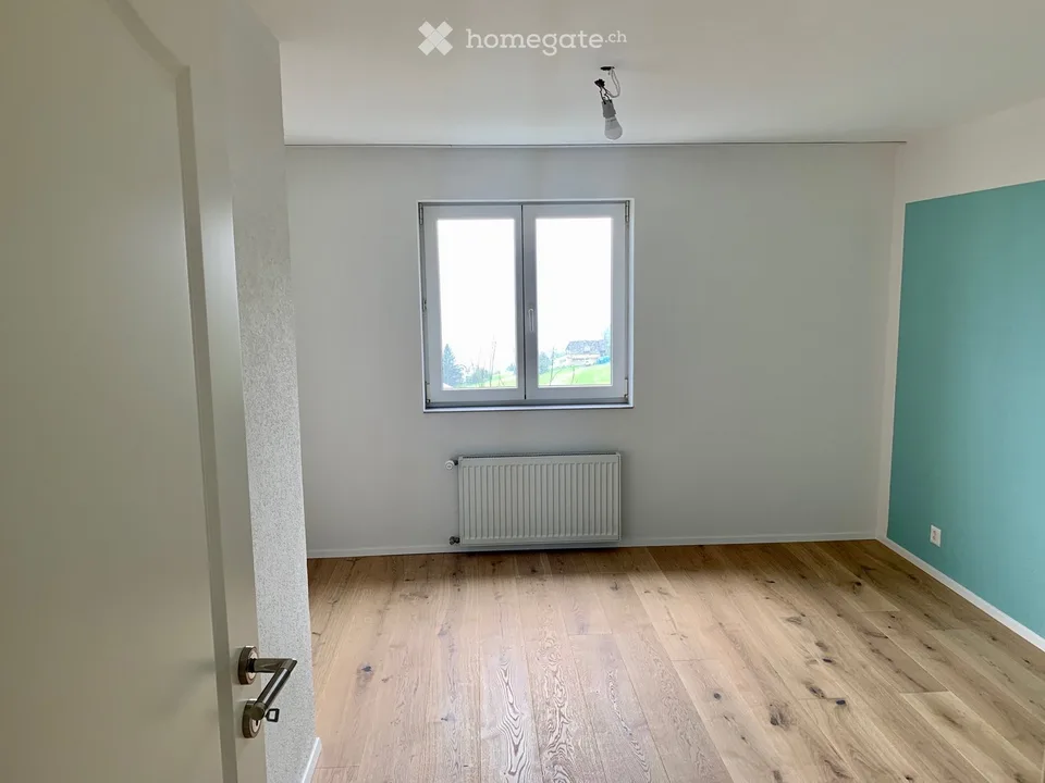 Appartamento luminoso 4.5 locali con balcone e bella vista ad Amden