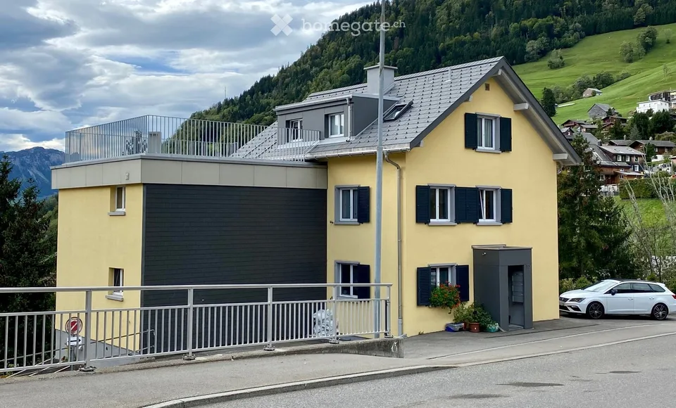 Helle 4.5-Zimmer-Wohnung mit Balkon und schöner Aussicht in Amden