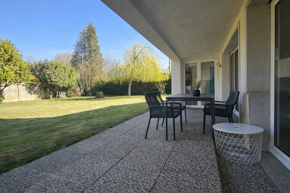 Elegant family villa with large flat garden and great potential in Founex