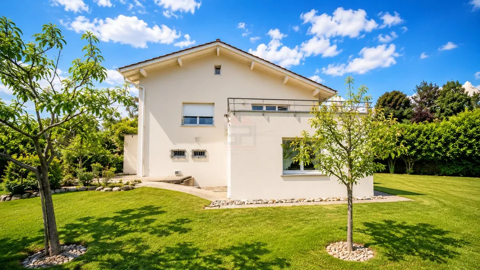Elegant family villa with large flat garden and great potential in Founex