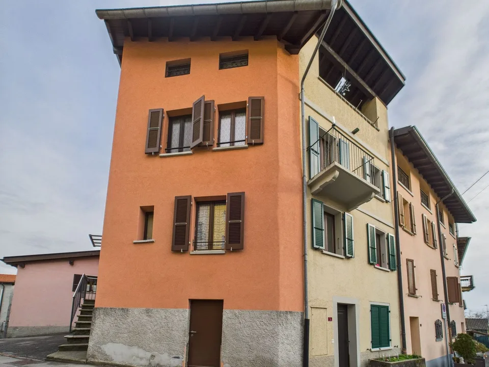Ampia e luminosa casa a schiera indipendente di 5 locali a Novaggio
