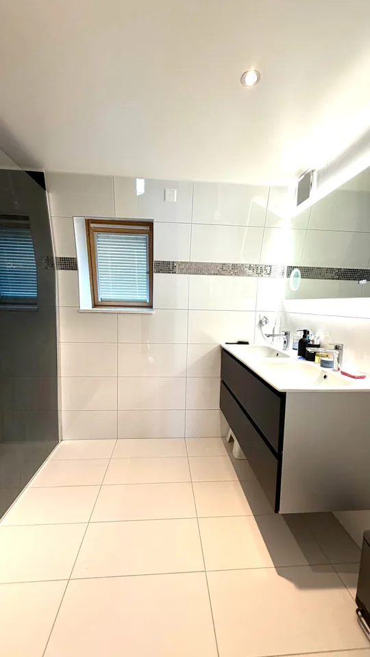 Helles Villa mit Blick auf den See und die Weinberge – Foto 9 von 19