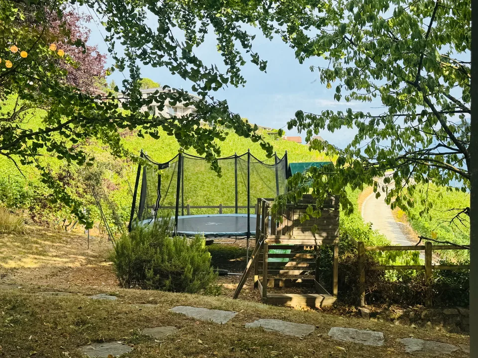 Helles Villa mit Blick auf den See und die Weinberge – Foto 18 von 19