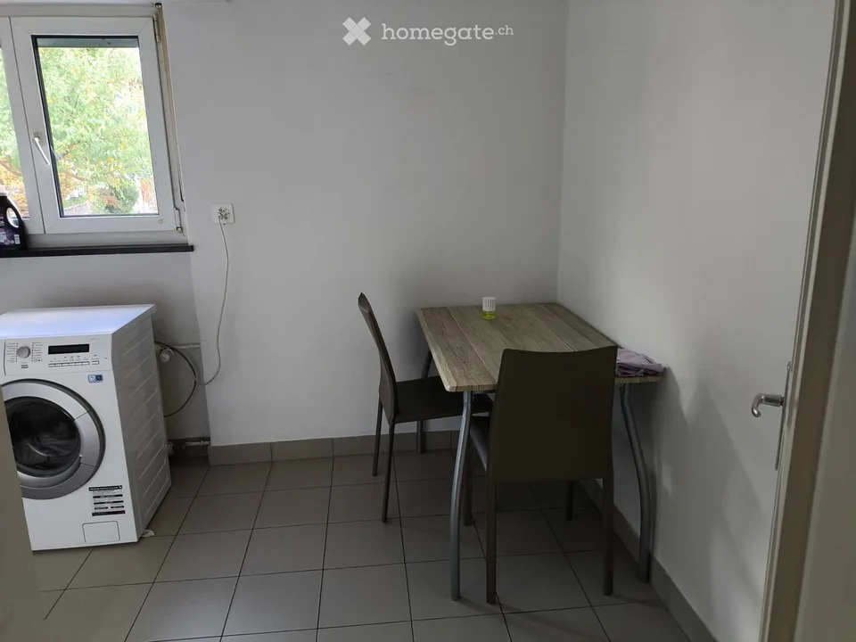 WG Zimmer in 4 Raum Wohnung zu vermieten
