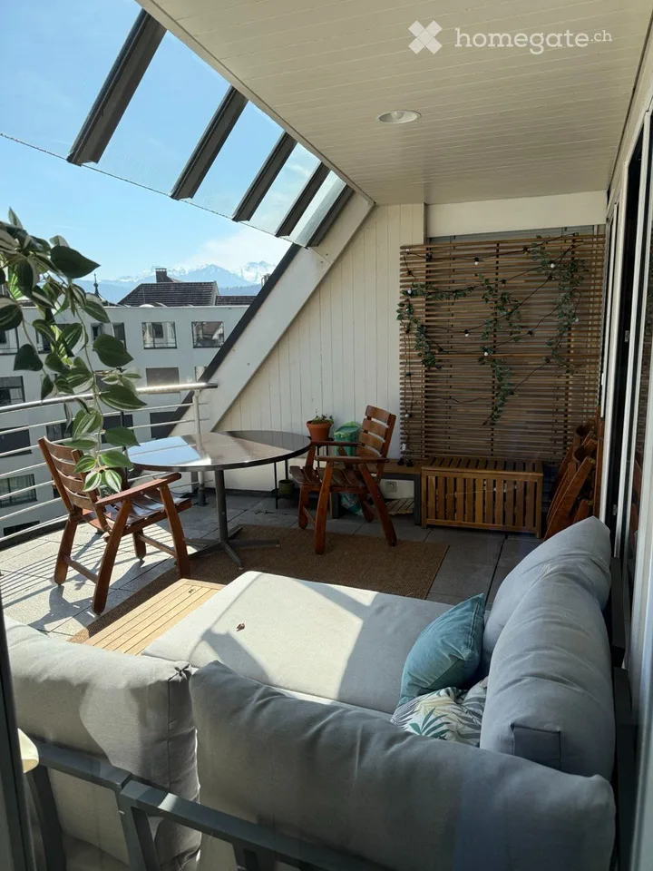 Helle 171 m² 4.5-Zimmer-Wohnung mit Cheminée und Balkon