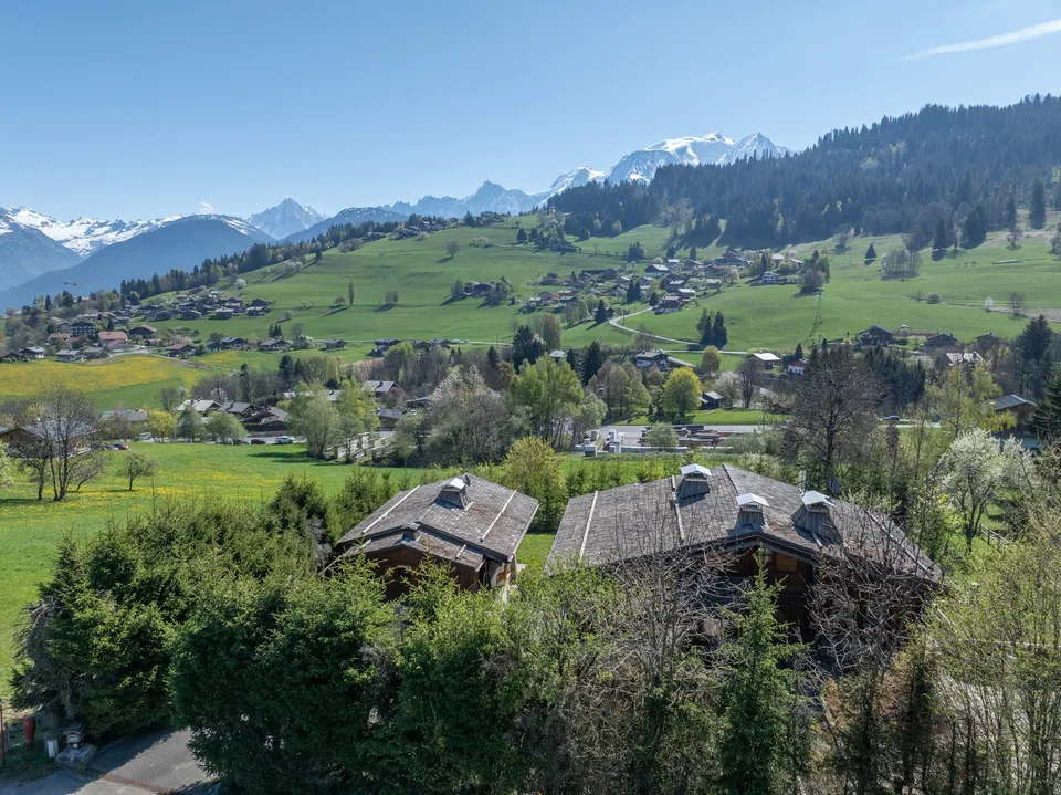 Exceptional property of two independent chalets with studio, facing Mont-Blanc
