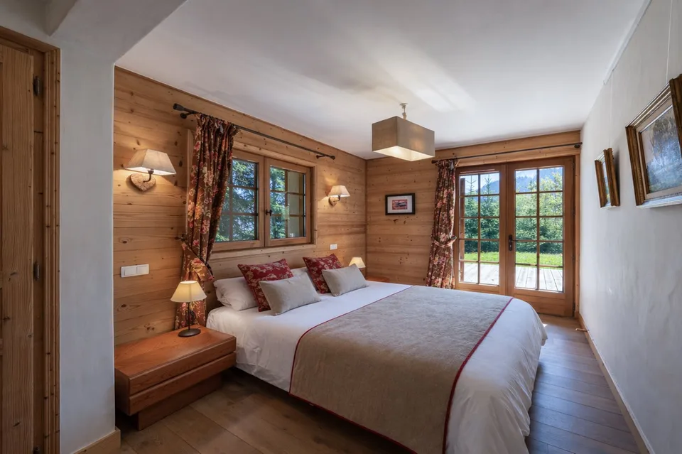 Exceptional property of two independent chalets with studio, facing Mont-Blanc