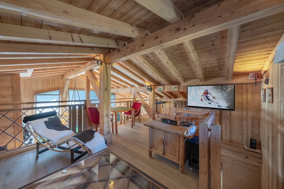 Exceptional property of two independent chalets with studio, facing Mont-Blanc