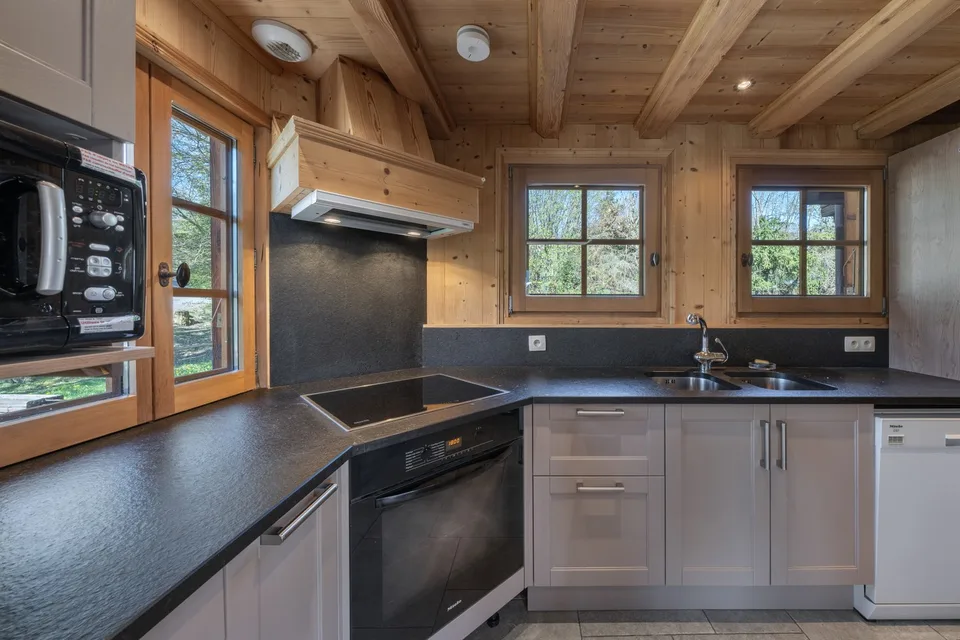 Exceptional property of two independent chalets with studio, facing Mont-Blanc