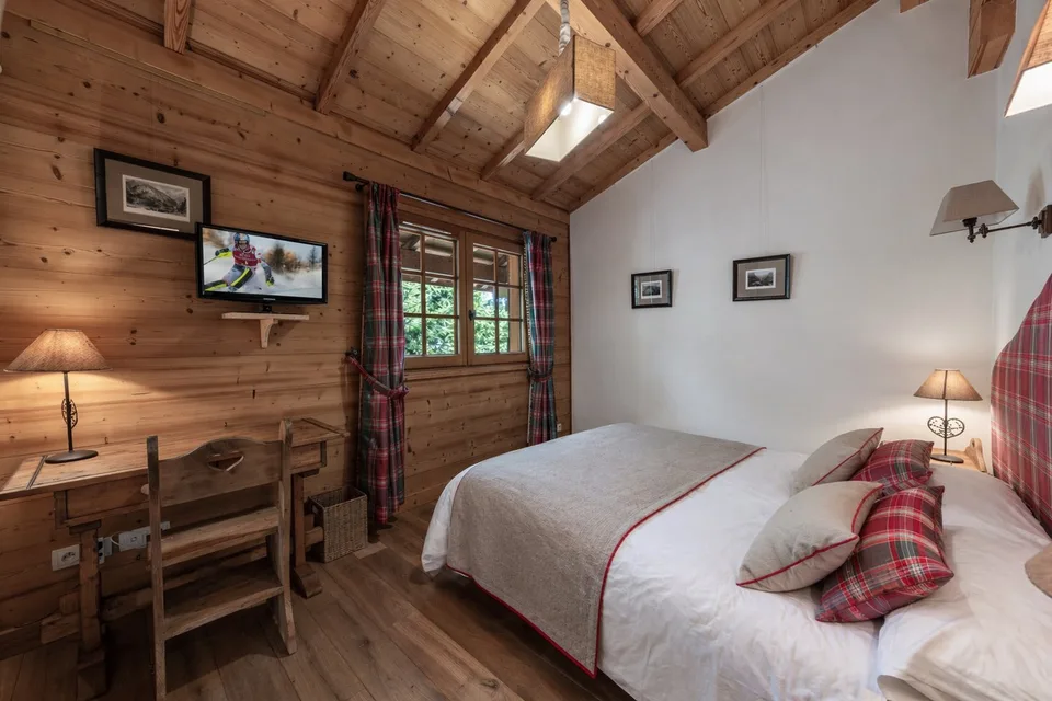Exceptional property of two independent chalets with studio, facing Mont-Blanc