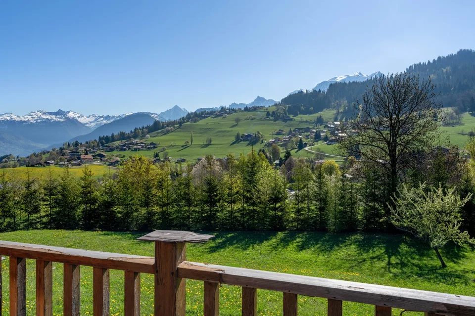 Exceptional property of two independent chalets with studio, facing Mont-Blanc