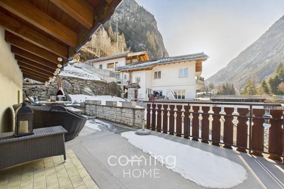 A retreat in the Saas Valley - a stylish house with panoramic mountain views in peaceful Eisten