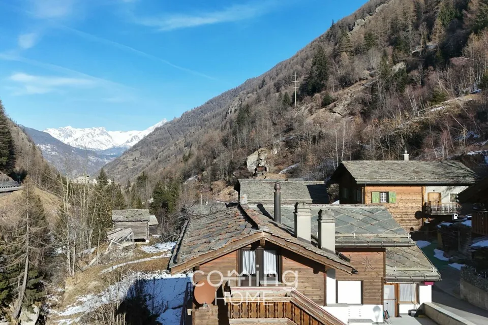 A retreat in the Saas Valley - a stylish house with panoramic mountain views in peaceful Eisten