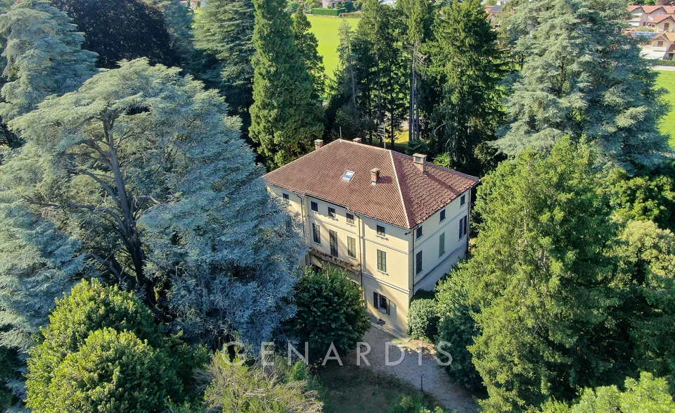 Affascinante villa storica del 1850 a breve distanza dalla Svizzera