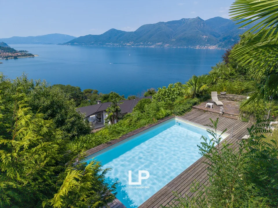 Villa von Prestige mit Seeblick, Pool und exklusiven Räumen