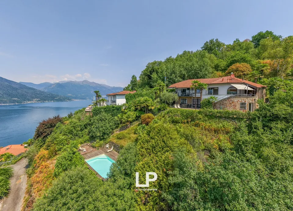Villa di prestigio con vista lago, piscina e spazi esclusivi