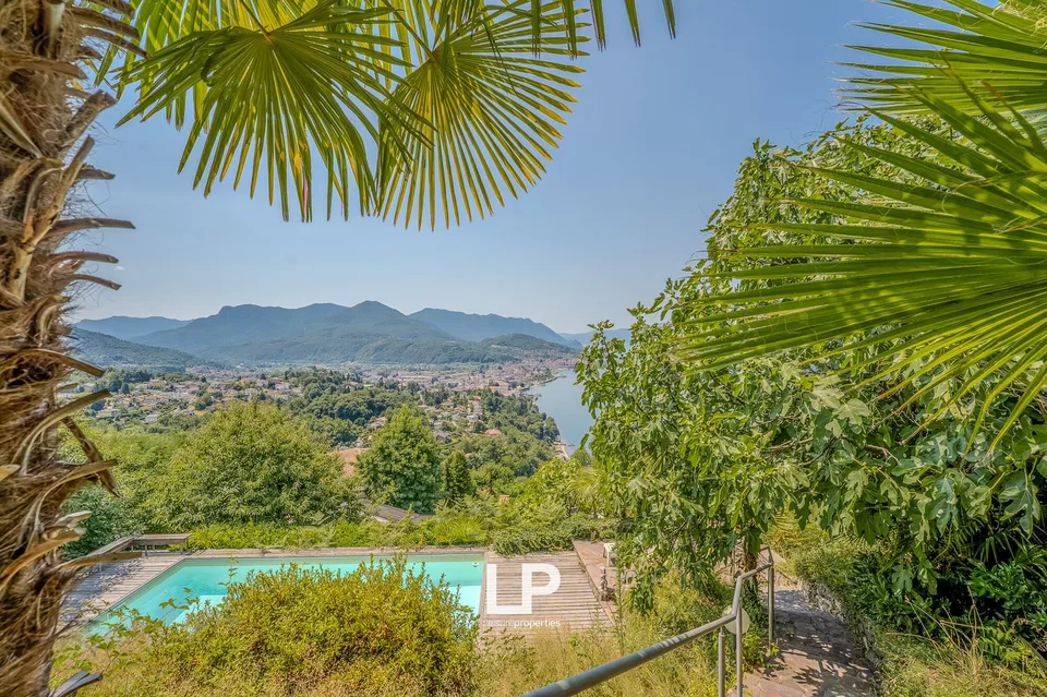 Villa von Prestige mit Seeblick, Pool und exklusiven Räumen