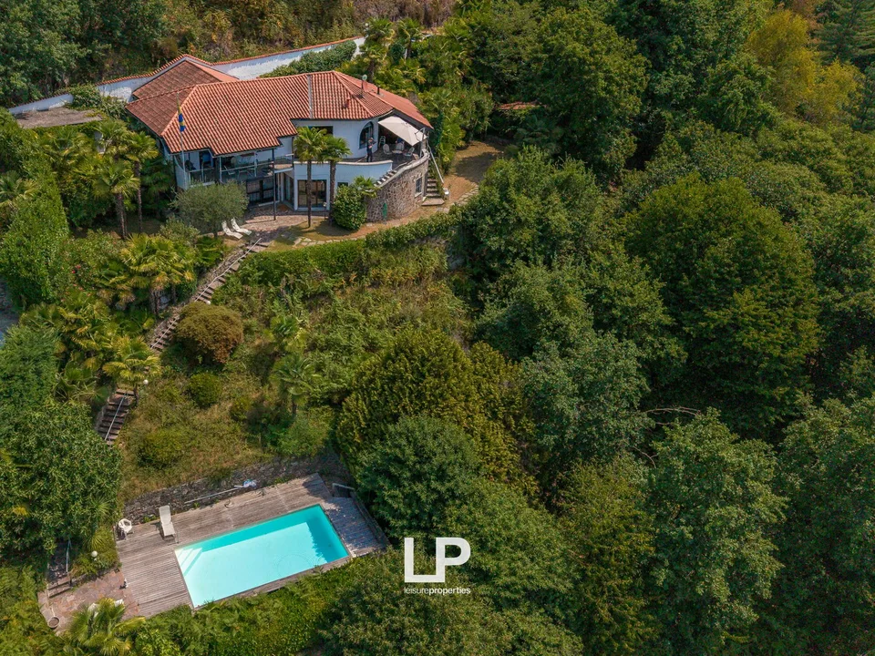 Villa von Prestige mit Seeblick, Pool und exklusiven Räumen