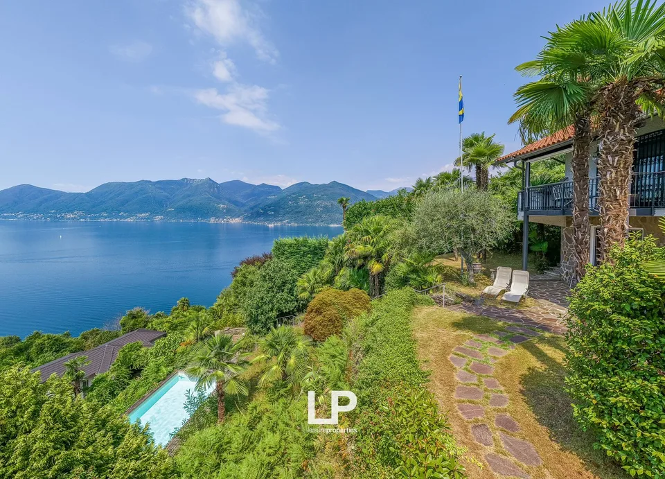 Villa von Prestige mit Seeblick, Pool und exklusiven Räumen