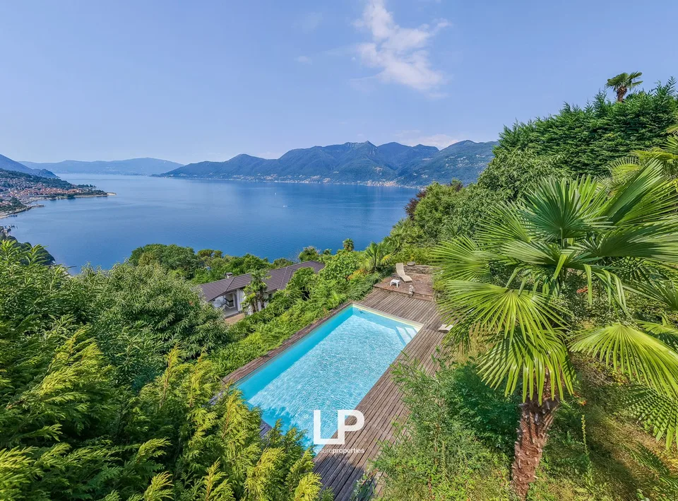 Villa von Prestige mit Seeblick, Pool und exklusiven Räumen