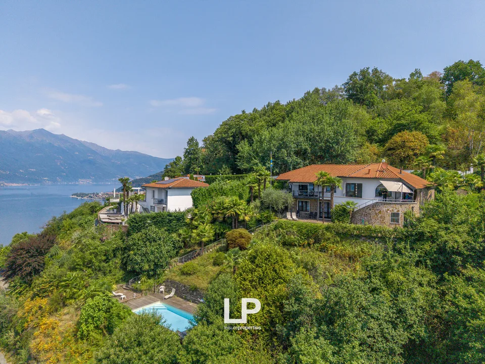 Villa von Prestige mit Seeblick, Pool und exklusiven Räumen