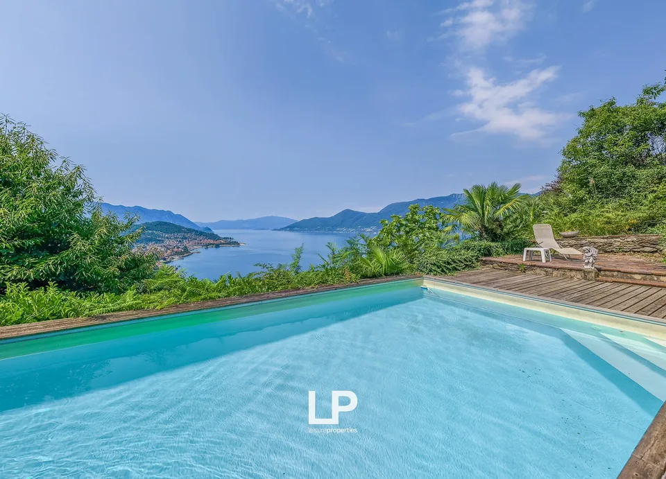 Villa von Prestige mit Seeblick, Pool und exklusiven Räumen