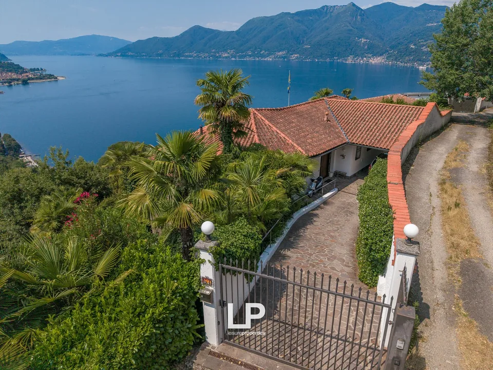 Villa von Prestige mit Seeblick, Pool und exklusiven Räumen