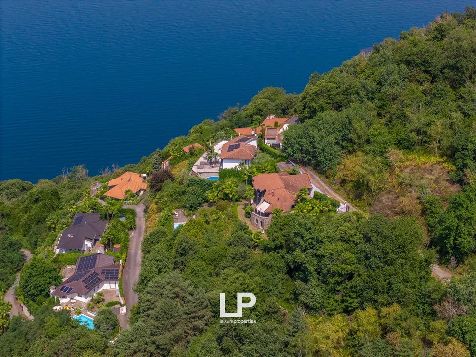 Villa von Prestige mit Seeblick, Pool und exklusiven Räumen
