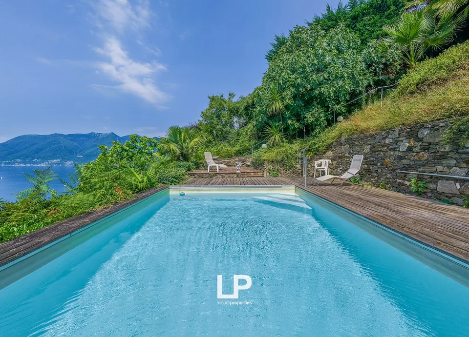 Villa von Prestige mit Seeblick, Pool und exklusiven Räumen