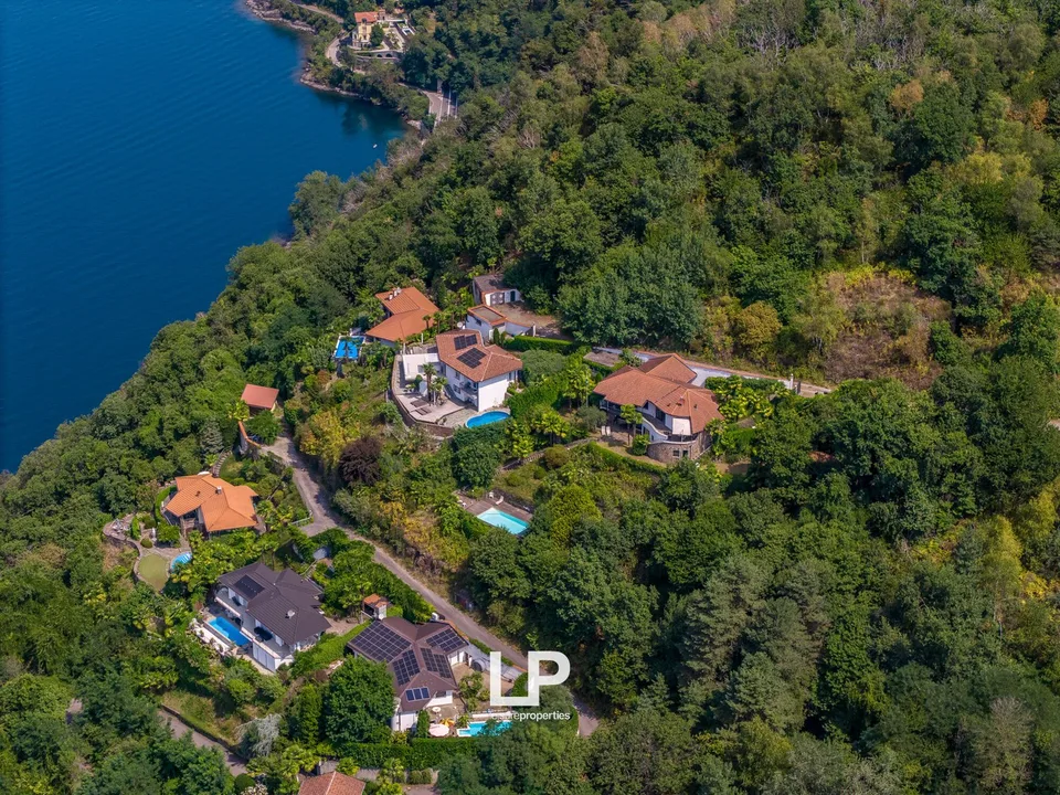 Villa von Prestige mit Seeblick, Pool und exklusiven Räumen