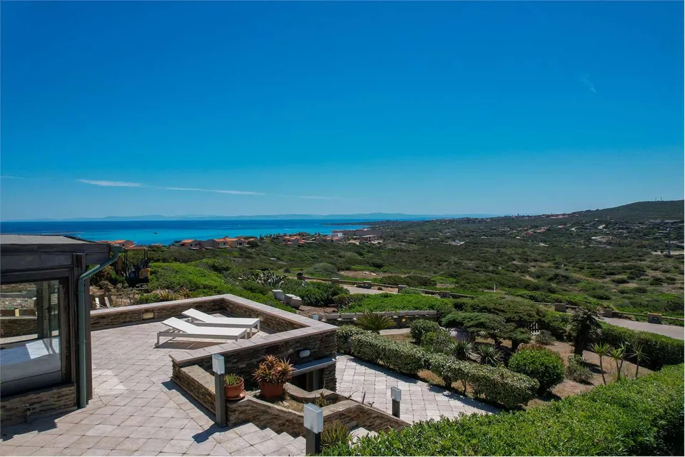 Stupenda villa con vista mare, circondata dalla natura