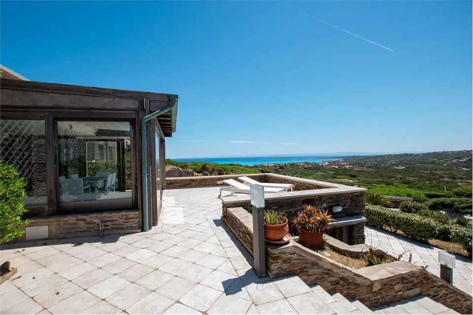 Stupenda villa con vista mare, circondata dalla natura