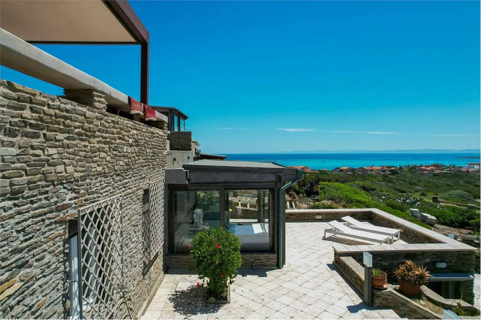Stupenda villa con vista mare, circondata dalla natura