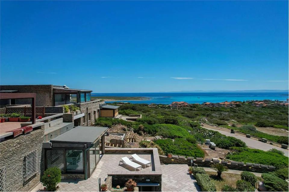 Stupenda villa con vista mare, circondata dalla natura