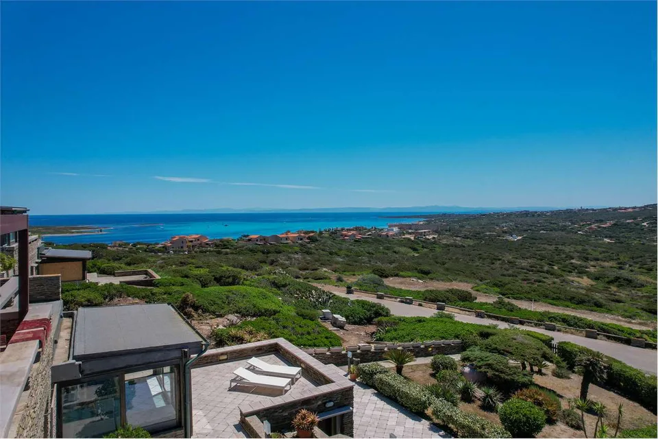 Stupenda villa con vista mare, circondata dalla natura