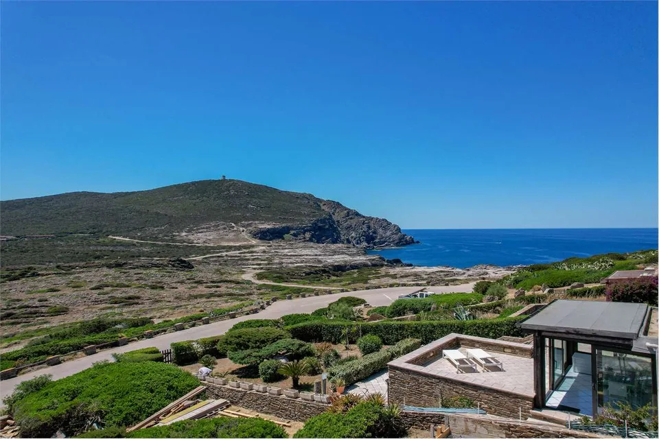 Stupenda villa con vista mare, circondata dalla natura