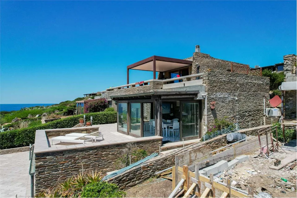 Stupenda villa con vista mare, circondata dalla natura