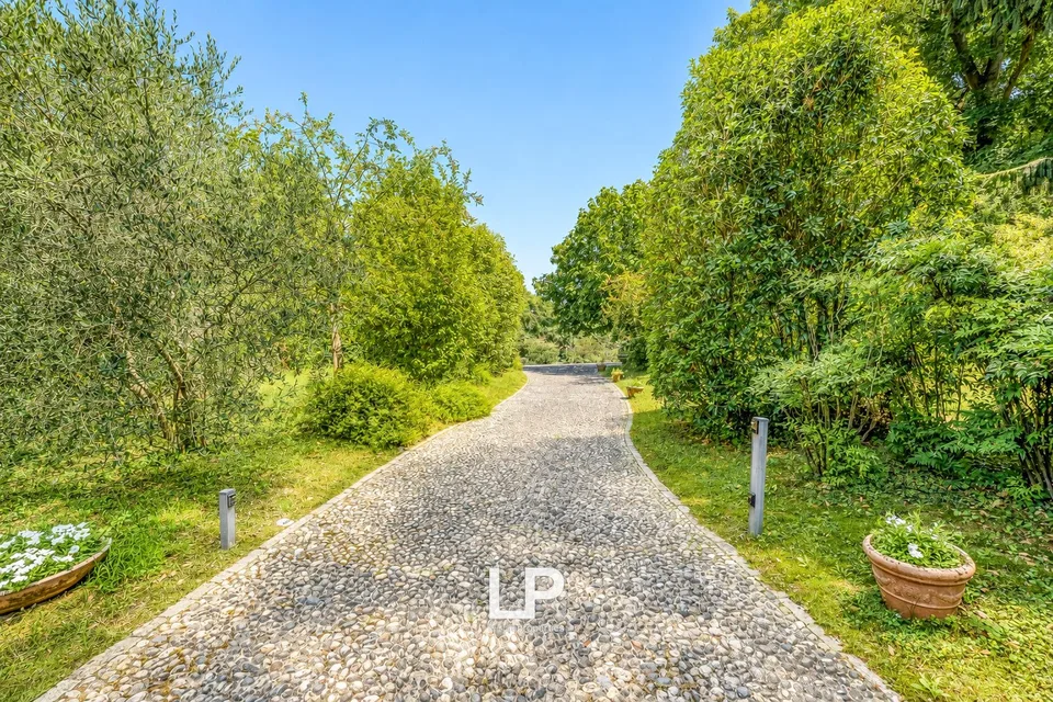 Villa in the city center with pool and historic park and view of the T river