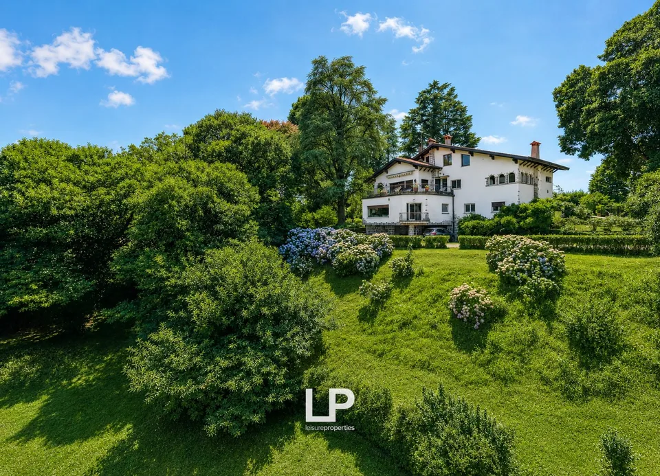 Villa in the city center with pool and historic park and view of the T river