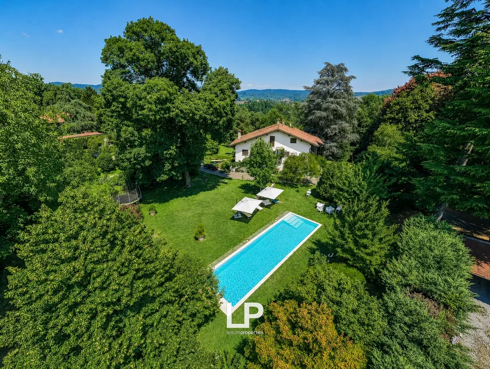 Villa in centro città con piscina e parco secolare e vista sul fiume T